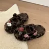 Pantuflas cerradas de suela gruesa para mujer, nuevo estilo de invierno 2026, felpa de cachorro lindo, adecuadas para usar en casa y al aire libre, pantuflas peludas de suela plana