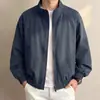 Chamarra bomber Cleanfit desestructurada con cuello alto para hombre, chaqueta corta estilo béisbol americano con silueta de hombro estructurada, chaqueta de trabajo