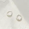 Design minimalista de nicho banhado a ouro real brincos metálicos pequenos e requintados da moda com temperamento ear cuffs versáteis para o dia a dia e personalidade para mulheres