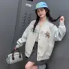 Jaqueta Cardigan de Outono para Meninas 2026 Novo Estilo para Crianças Médias e Grandes Estilo Primavera e Outono para Meninas Jaqueta Baseball Bordada para Alunos do Ensino Fundamental