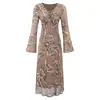 Elegante vestido de cuello en V con detalle de cordón en el pecho, caracterizado por mangas largas acampanadas, cintura ajustada y silueta en A, perfecto para el otoño
