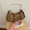 Bolso de axila de moda estilo remache simple para mujer, nueva colección otoño 2026, moderno y chic, con un diseño único, adecuado para llevar al hombro o cruzado