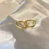 Aretes de aro estilo francés para mujer, lujo ligero y sensación de alta gama, aretes de aro minimalistas, diseño de nicho, accesorios para orejas con acabado brillante