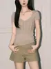 Camiseta Única de Color Avena con Calados Ajustada para Mujer, Diseño de Primavera, Hombro Normal, Top de Manga Corta con Cuello en V