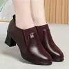 Zapatos de cuero de tacón medio para mujer estilo británico, nuevo modelo otoño 2026, cuero suave, cómodos, antideslizantes, resistentes al desgaste, zapatos que aumentan la altura para madres
