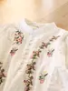 Coleção Primavera 2026: Camisa Casual Solta com Gola Alta e Mangas Longas Bordada Pesadamente, Fresca e Simples, para Mulheres, Top de Gaze de Algodão de Camada Dupla