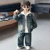 Conjunto Jeans Masculino Primavera e Outono 2026 Novo Estilo Estilo Coreano Menino Cool Roupas de Outono para Bebê Conjunto Elegante de Três Peças