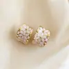Pendientes Dorados de Lujo Suaves Color Blanco Leche Yanbai con Acabado de Alta Gama, Pendientes de Botón Florales Tallados en Esmalte para Mujer, Clips para Orejas Retro Franceses, Accesorios para Orejas