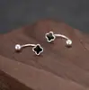 Brincos de Prata 925 com Resina Preta de Trevo de Quatro Folhas Rosqueados para Mulheres, Acessórios de Orelha Estilo Pendente Simples e Elegante de Nicho