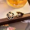 Pendientes Piercing de Moda y de Alta Gama Incrustados con Diamantes Negros para Mujer en Otoño e Invierno, Versátiles Pendientes de Clip Triángulo de Lujo Ligero al por Mayor