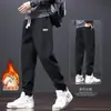 Pantalones Casuales Forrados de Polar para Hombre 2026 Nuevo Estilo Otoño/Invierno Marca de Moda Temperamento Pantalones de Chándal Cálidos Sueltos con Puño Pantalones Largos Deportivos
