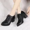 Zapatos de mujer con corte profundo y tacones gruesos, nuevo modelo de otoño 2026, zapatos de cuero suave para mujeres de mediana edad, zapatos de cuero de tacón medio para mujeres de mediana edad y mayores