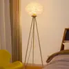 Lámpara de pie minimalista de lujo estilo italiano para la sala de estar junto al sofá, lámpara de mesita de noche de alta gama artística triangular para la ambientación del dormitorio