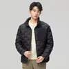Jaqueta Puffer Masculina Estilo Tendência Marca Famosa 2025 Outono e Inverno Nova Versão Coreana Gola Alta Quente Costura Laminada Casual Casaco Masculino
