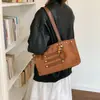 Bolso tote, bolso ligero de lujo para el commute, estilo nuevo, casual y a la moda, gran capacidad, diseño con tachuelas, bolso de un solo hombro 2026