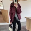 Moda Inverno 2026 Estilo Coreano Leve Acolchoada de Penas Algodão Jaqueta para Mulheres, Curta com Capuz Chique Casaco de Algodão
