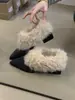 Sapatos felpudos da moda estilo europeu para mulheres, design de nicho retrô inverno 2025, bico fino e salto grosso, sapatilhas com forro de fleece