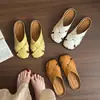 Chinelos Fechados de Solado Macio Estilo Francês para Mulheres, Uso Externo de Verão, Novas Sandálias Casuais Planas 2026, Sapatos Gaiola Romanos