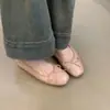 Zapatos planos de estilo suave con textura de piel de oveja y lazo para mujer, zapatos de abuela poco profundos de puntera cuadrada brillante y suela blanda, mocasines versátiles