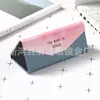 Fabricantes de cajas de gafas plegables triangulares portátiles personalizadas al por mayor para estudiantes hombres y mujeres, estilo coreano pequeño, fresco, lindo, personalidad creativa