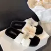 Pantuflas peludas para mujer, nuevo estilo otoño 2024, de suela plana, forradas de felpa, modernas, con diseño de una sola tira, hebilla metálica y material de algodón retro