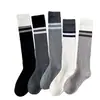 Nuevos calcetines de otoño e invierno para mujer, calcetines de algodón peinado de media pantorrilla, calcetines largos apilables de moda retro japonesa a rayas gris-marrón, versátiles