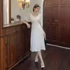 Vestido Blanco Sencillo de Cuello Cuadrado Estilo Francés, Nuevo Modelo Verano 2026, Estilo Suave para Figuras Pequeñas, Ceñido a la Cintura, Elegante Vestido de Longitud Media