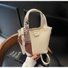Bolso pequeño popular de este año para mujer verano combinable 2025 nuevo bolso bandolera de moda simple portátil de hombro tipo cubo