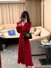 Vestido de tricô com gola alta vermelha Lin Yan'er para mulheres, novo estilo outono e inverno, acinturado, elegante, vestido suéter de abotoamento simples