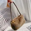 Nova Bolsa de Axila de Lã Sintética Outono e Inverno 2022 Bolsa Baguete Portátil de Ombro Único Feminina Bolsa Simples para o Dia a Dia Pelúcia Estilo OL Versátil