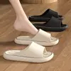 Sandalias pintadas con patrón de diamantes