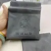 Nova bolsa de embalagem para pulseira de joia popular do Xiaohongshu, camurça pele de carneiro PU macio personalizada bolsa de armazenamento de nogueira