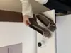 []Zapatos de mujer con punta cuadrada y aumento de altura interior, colección otoño 2026, mocasines de estilo francés con ante plisado y detalle de lazo