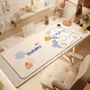 Alfombrilla de escritorio calefactable con temática de dibujos animados para uso en la oficina, perfecta para el invierno, diseñada para estaciones de trabajo de mujeres, proporcionando calor para las manos y sirviendo como protector de escritorio, con un tamaño extragrande adecuado para teclados y ratones