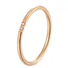 Anel Liso Banhado a Ouro 18K com Zircônia e Diamante Cravejado Design Simples de Nicho para Mulheres Aço Titânio Joias que Não Desbotam Atacado