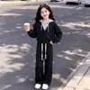 Conjunto versátil de dos piezas para niñas 2026 con un top con capucha de bloques de color combinado con pantalones sencillos, casuales y de color liso