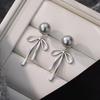 Pendientes de lazo de metal con perla para mujer, diseño de nicho, personalidad retro, combinables, modernos y elegantes.
