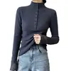 Camisa de nuevo estilo con mangas huecas y cuello semi-alto, con artesanía hecha a mano, costuras de encaje a la moda, diseño ajustado, suéter de punto para mujer