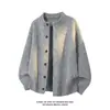 Otoño 2026 Nuevo Estilo Estilo Hong Kong Base Blanca Estilo Old Money Suéter Holgado Hombro Caído Cárdigan de Punto Suéter de Manga Larga para Hombre Abrigo