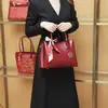 Bolsa Tote Vermelha Texturizada de Luxo para Mulheres, Nova Bolsa Versátil para Casamento de Noiva, Nova Bolsa de Mão Estilo Chinês, Bolsa de Mãe, Tendência