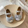 Sapatos de Princesa da Moda para Meninas com Pérolas e Strass Primavera/Outono 2026 Novos Sapatos de Couro com Solado Macio para Meninas Sapatos de Verniz para Apresentação de Bebê