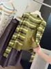 Conjunto de dos piezas de cárdigan de punto largo a rayas estilo coreano + top tipo camisola para otoño, atuendo versátil y favorecedor