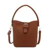 Bolsa balde nova retrô e minimalista, uma bolsa de mão fashion e casual para a primavera de 2026, apresentando um design texturizado e adequada para mulheres usarem como bolsa de ombro ou bolsa transversal.