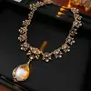 Traje Vintage de Lujo Ligero de Época Media Colgante de Flor de Diamante con Aguja de Plata Pendientes de Perla Traje Retro de Gama Alta Mujer