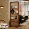Divisória de Tela de Madeira Natural Estilo Novo para Sala de Estar e Varanda, Feita de Madeira Maciça e Rattan, Móvel, Voltada para a Porta de Entrada, com uma Estante de Armazenamento de Piso