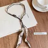 Colar com Pingente de Coração de Contas de Madeira Estampadas em Tecido Retrô Corrente de Clavícula Elegante Moda de Luxo Acessível Colar Estiloso de Nicho para Mulheres