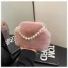 Nova Bolsa de Mão de Pelúcia de Alta Qualidade com Pérolas para Outono e Inverno Bolsa de Pelúcia Concha Bolsa de Corrente de Pelúcia Bolsa de Ombro Transversal para Mulheres