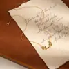 Sentido de alta gama diseño simple de rama de olivo nueva moda nicho cadena de acero de titanio no se decolora cadena de clavícula de lujo ligero para mujer