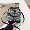 Bolsa de Ombro Única Tendência Outono 2025 Moda de Nicho Cor Retro Patchwork Colorido Bolsa Pequena Casual Feminina Bolsa de Palha Tecida