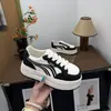 Zapatillas de suela gruesa para mujer con sensación de "pisar mierda", zapatillas deportivas casual de cuero de moda primavera y otoño 2026